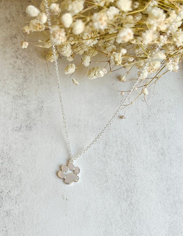 Elegante collar con colgante en forma de pata en plata