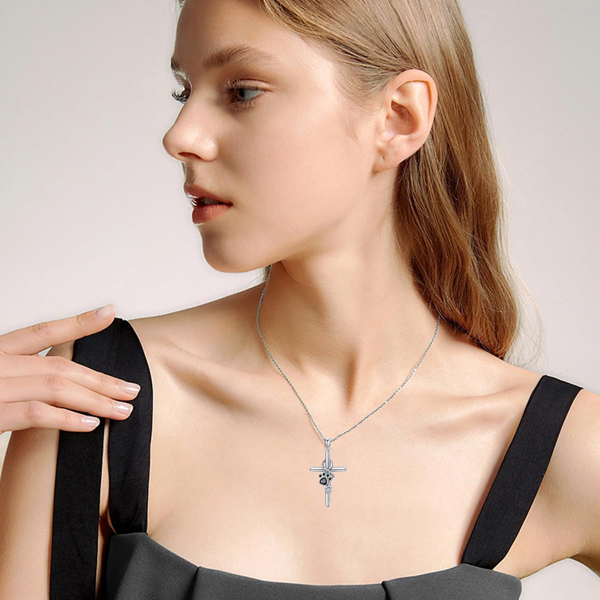 Collar con colgante de pata y cruz en plata