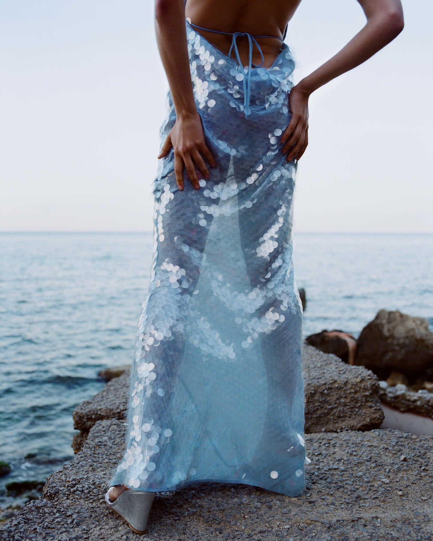 Naline™ | Vestido largo con cuello halter y lentejuelas