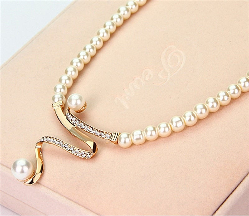 Conjunto de collar y pendientes de perlas naturales