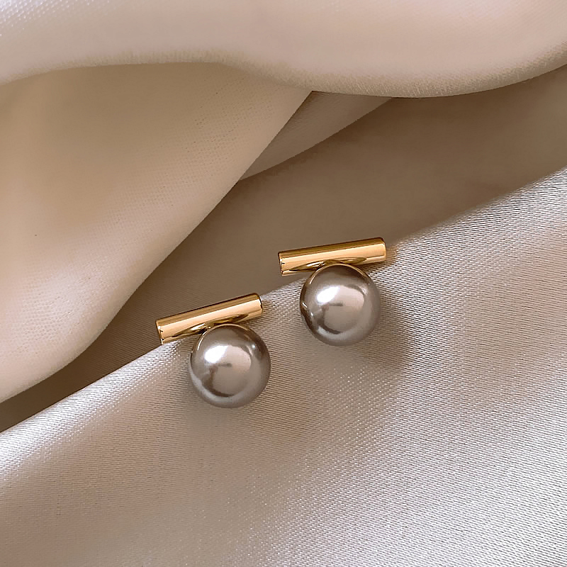 Elegantes pendientes de perlas oscuras en oro