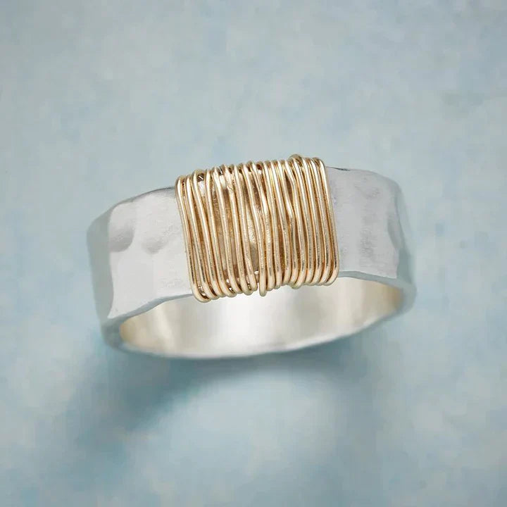 Anillo de plata vintage con hilos dorados