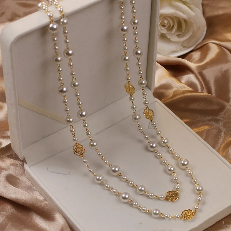 Elegante collar de perlas doradas