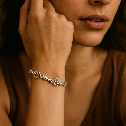 Pulsera con dijes de pata de perro y hueso en plata
