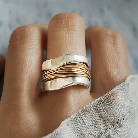 Anillo de plata con hilos dorados