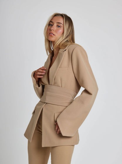 Amara™ | Blazer con cinturón