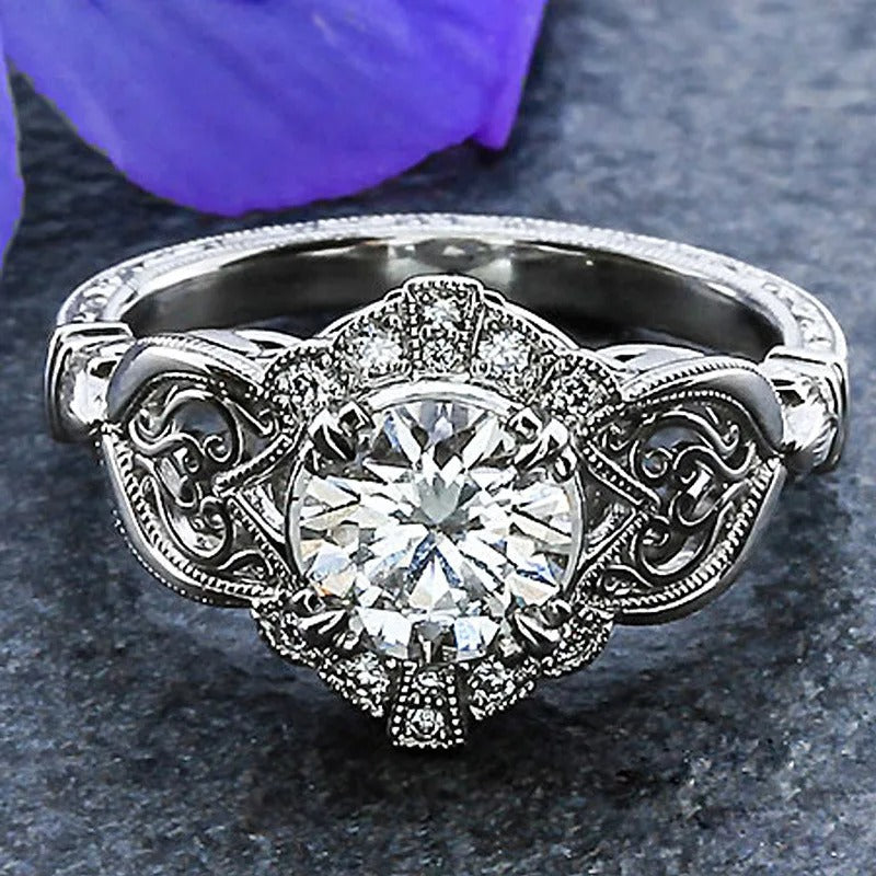 Elegante anillo de circonita en plata de ley 