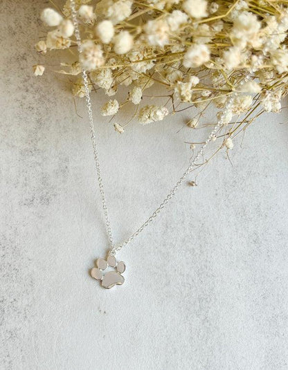 Elegante collar con colgante en forma de pata en plata