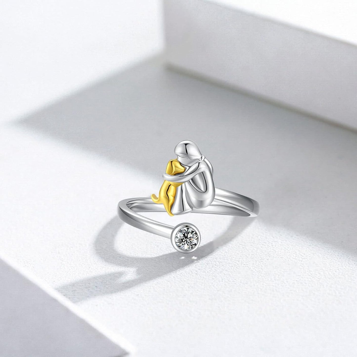 Anillo de perro de plata con circonitas