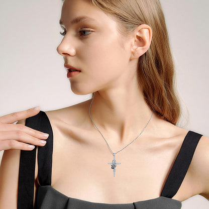 Collar con colgante de pata y cruz en plata