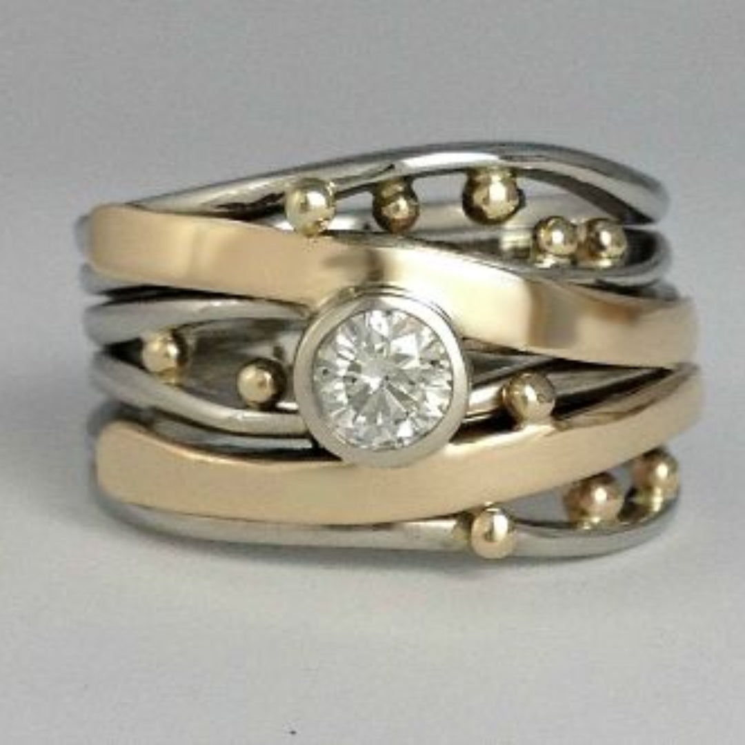 Anillo de oro vintage con circonitas incrustadas 