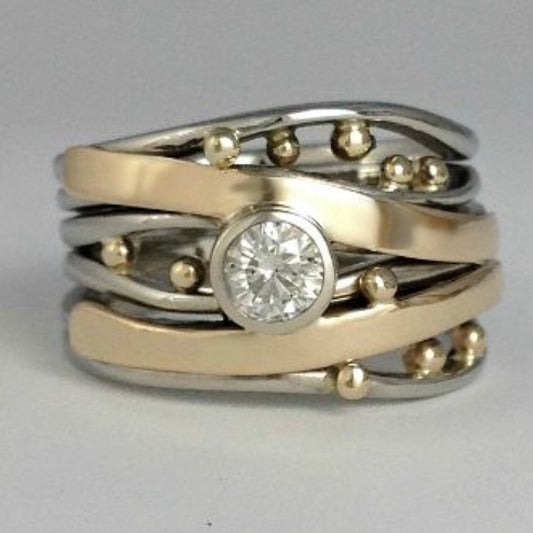 Anillo de oro vintage con circonitas incrustadas 