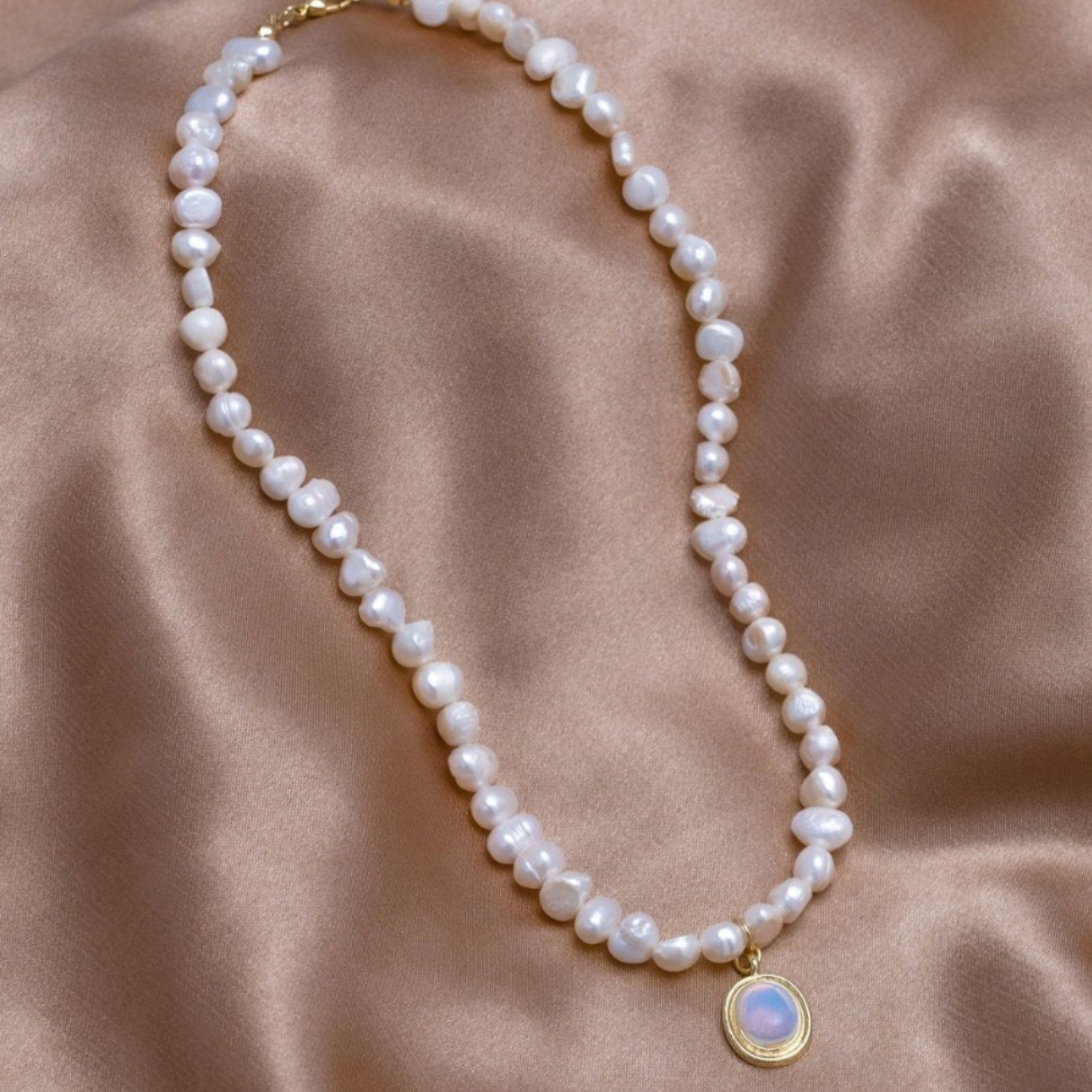 Collar de Perlas con Piedra Lunar en Oro