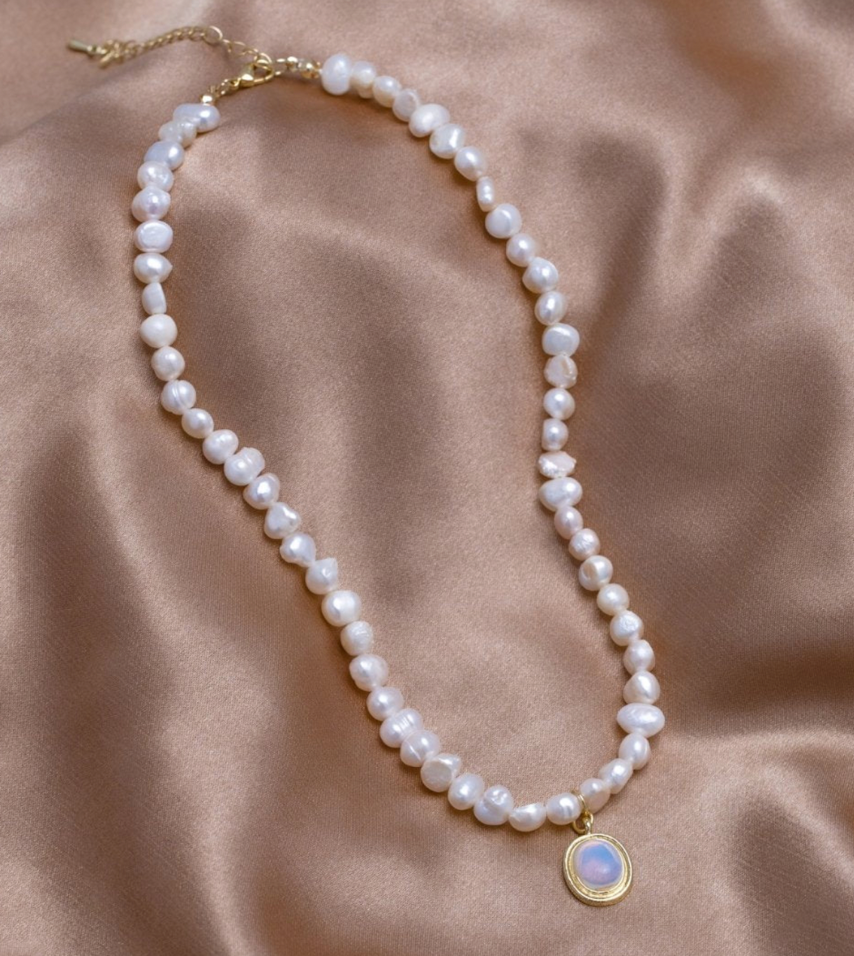 Collar de Perlas con Piedra Lunar en Oro