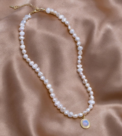 Collar de Perlas con Piedra Lunar en Oro