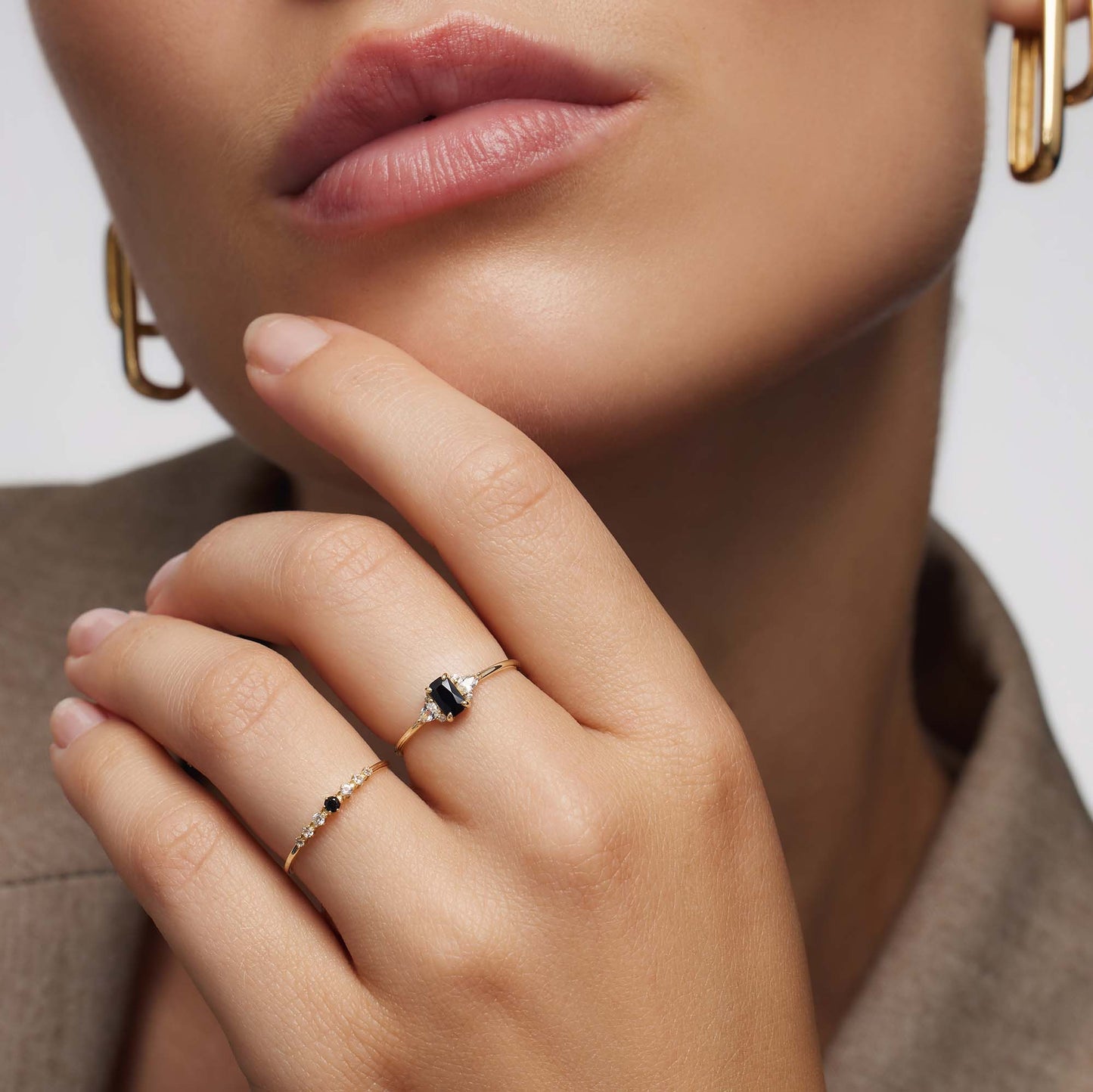 Anillo baguette de espinela negra