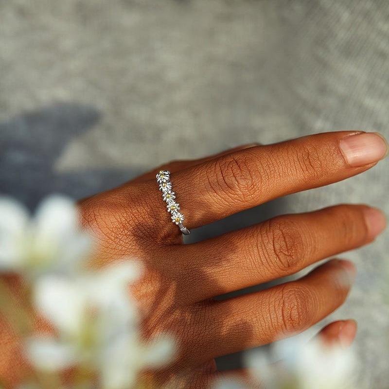 Anillo ajustable de margarita de plata y esmalte pintado a mano