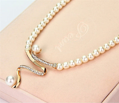 Conjunto de collar y pendientes de perlas naturales