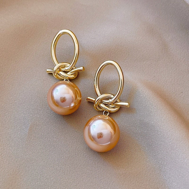 Pendientes de aro con perlas doradas