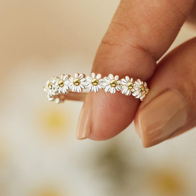 Anillo ajustable de margarita de plata y esmalte pintado a mano