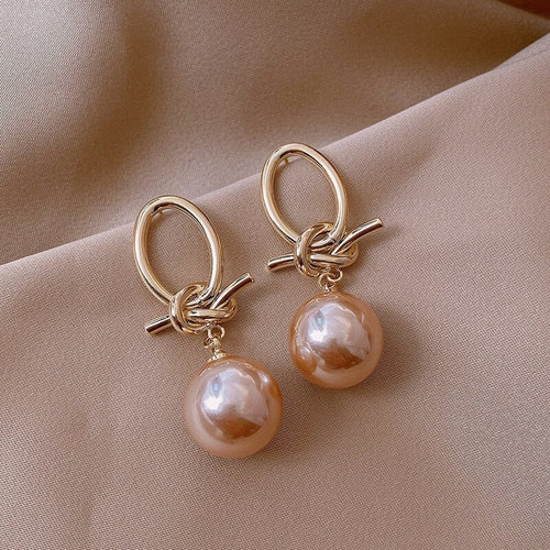 Pendientes de aro con perlas doradas