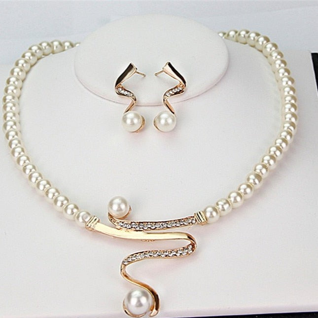 Conjunto de collar y pendientes de perlas naturales