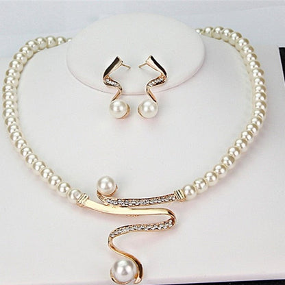 Conjunto de collar y pendientes de perlas naturales