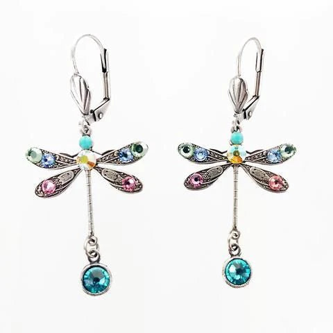 Elegantes pendientes de libélula tallada