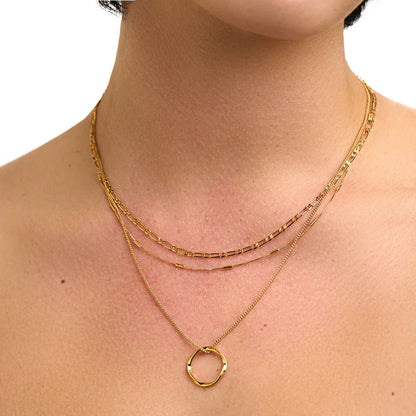 Collar de tres filas con círculo abierto