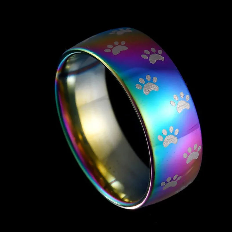 Anillo de acero inoxidable hecho a mano con estampado de pata de arcoíris
