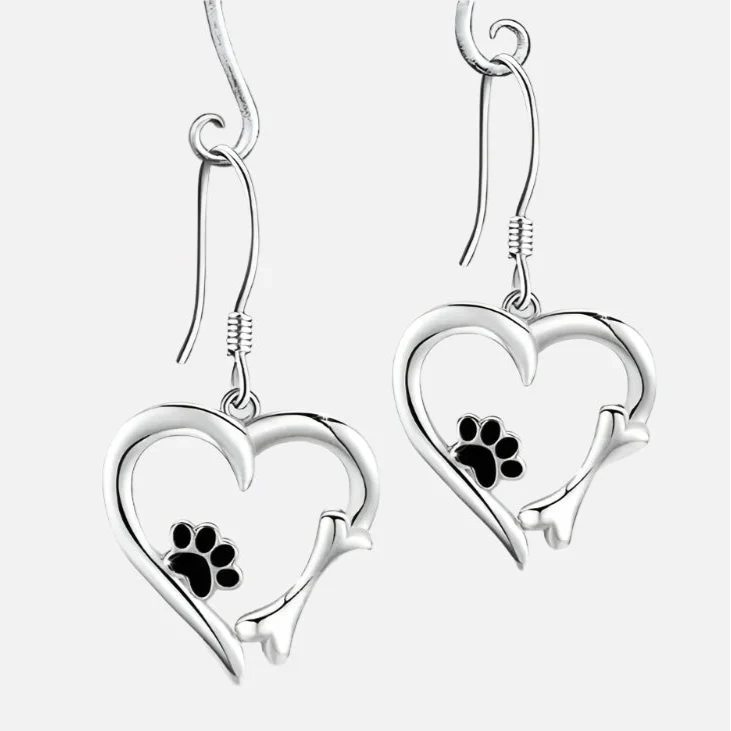 Pendientes colgantes de plata con diseño de corazón y huella de pata.