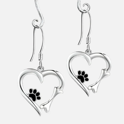 Pendientes colgantes de plata con diseño de corazón y huella de pata.