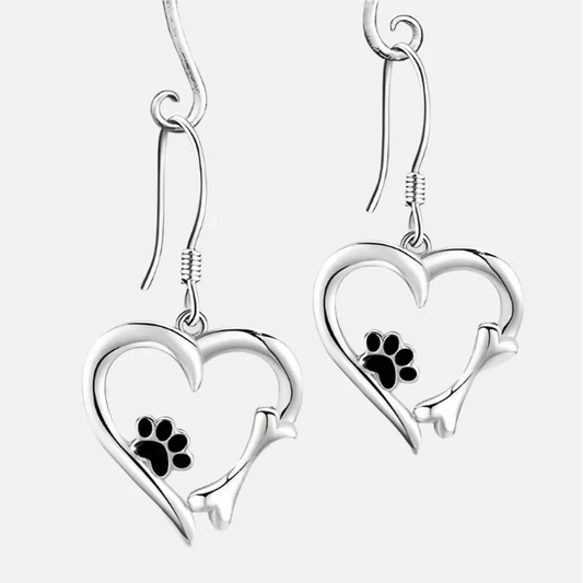 Pendientes colgantes de plata con diseño de corazón y huella de pata.