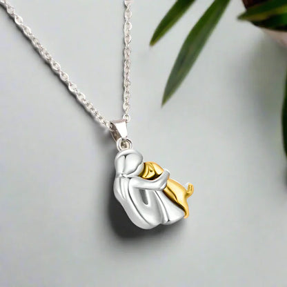 Collar con colgante de abrazo