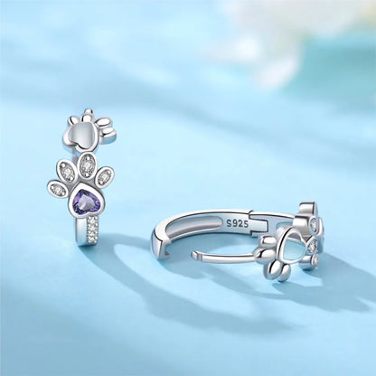Pendientes Huggie Paw en plata con circonitas y piedra preciosa en forma de corazón