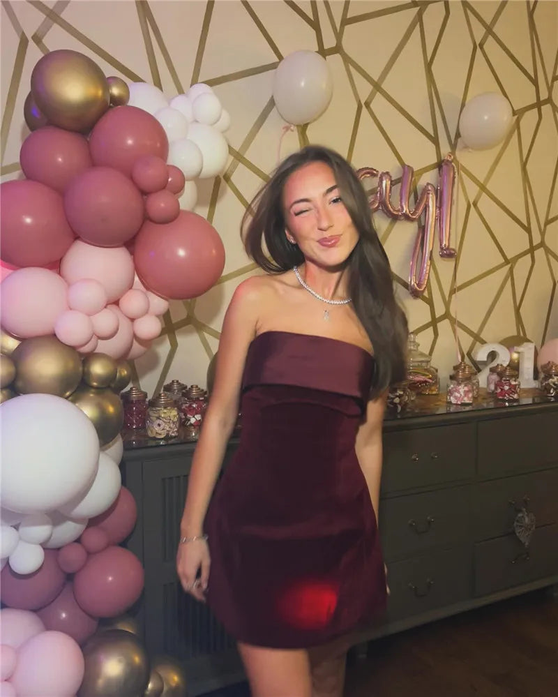 Feminova™ | Minivestido con hombros descubiertos 