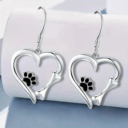 Pendientes colgantes de plata con diseño de corazón y huella de pata.