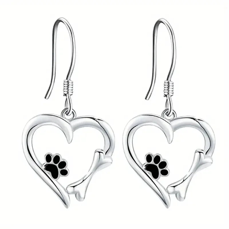 Pendientes colgantes de plata con diseño de corazón y huella de pata.