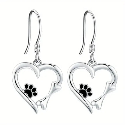 Pendientes colgantes de plata con diseño de corazón y huella de pata.