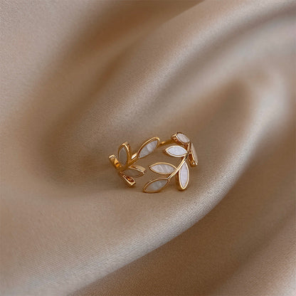 Anillo de oro ajustable con hoja y ópalo blanco 