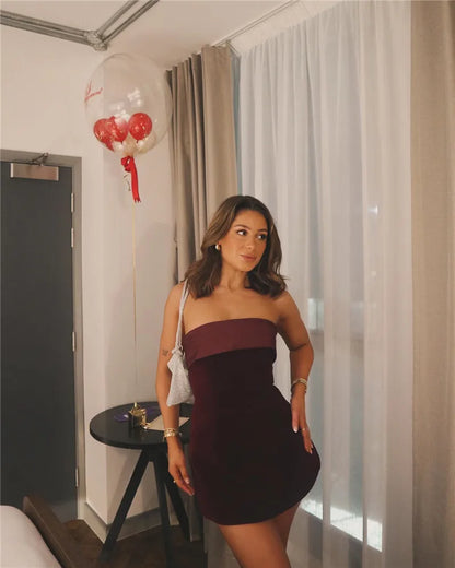 Feminova™ | Minivestido con hombros descubiertos 