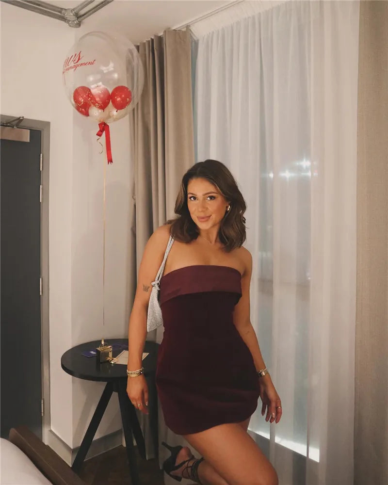 Feminova™ | Minivestido con hombros descubiertos 