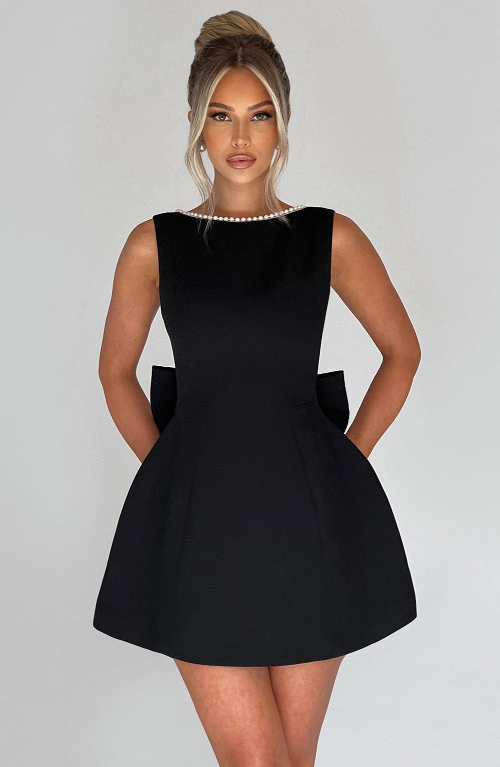 Azalea™ | Minivestido con lazo de perlas
