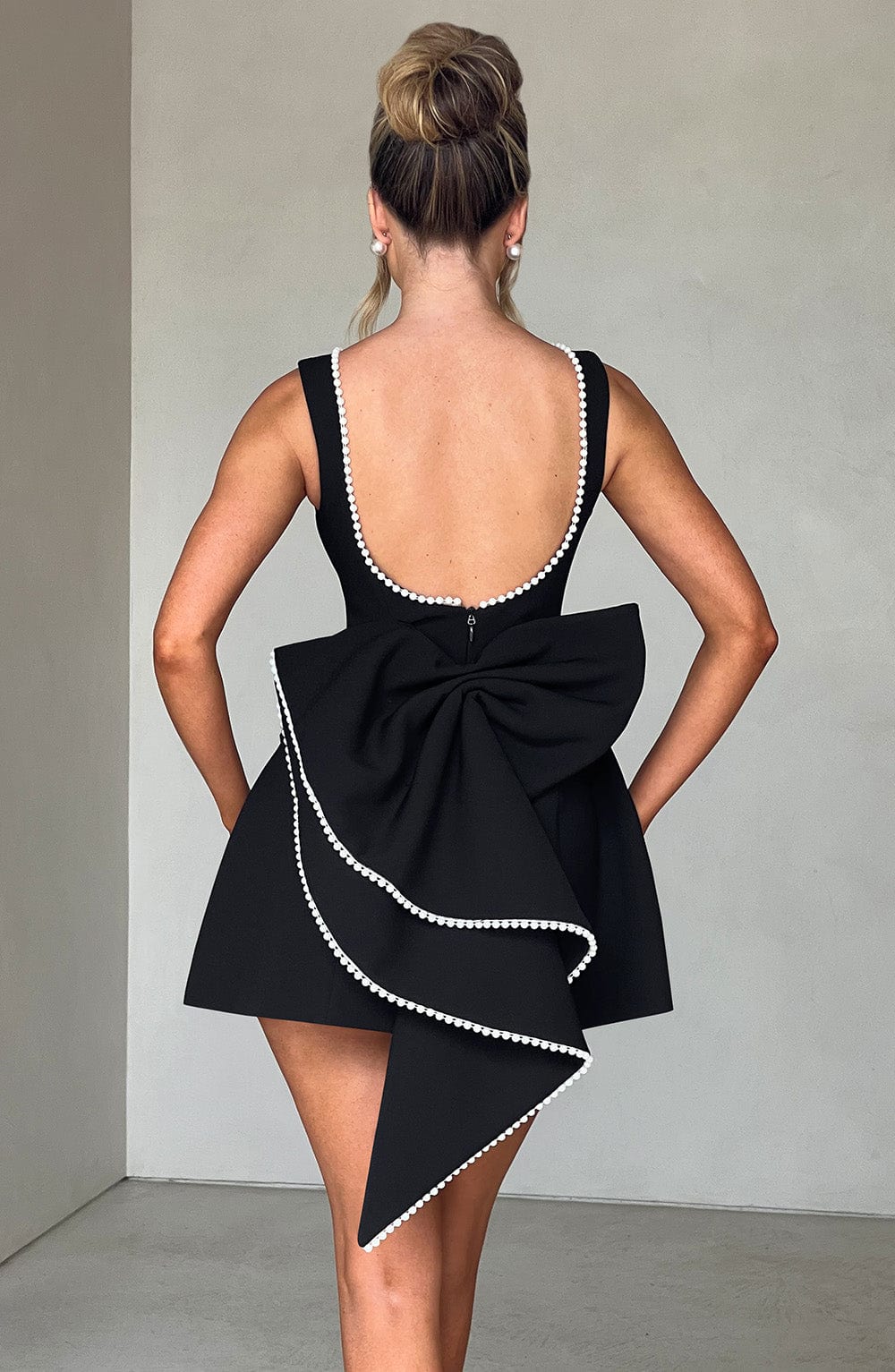 Azalea™ | Minivestido con lazo de perlas