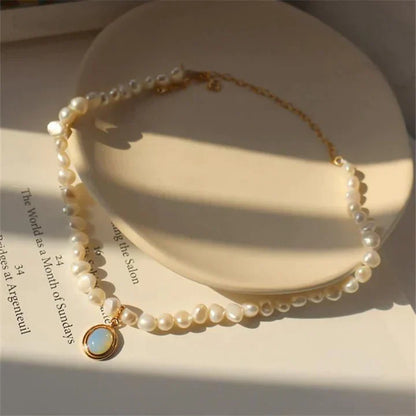 Collar de Perlas con Piedra Lunar en Oro