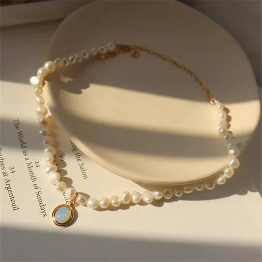 Collar de Perlas con Piedra Lunar en Oro