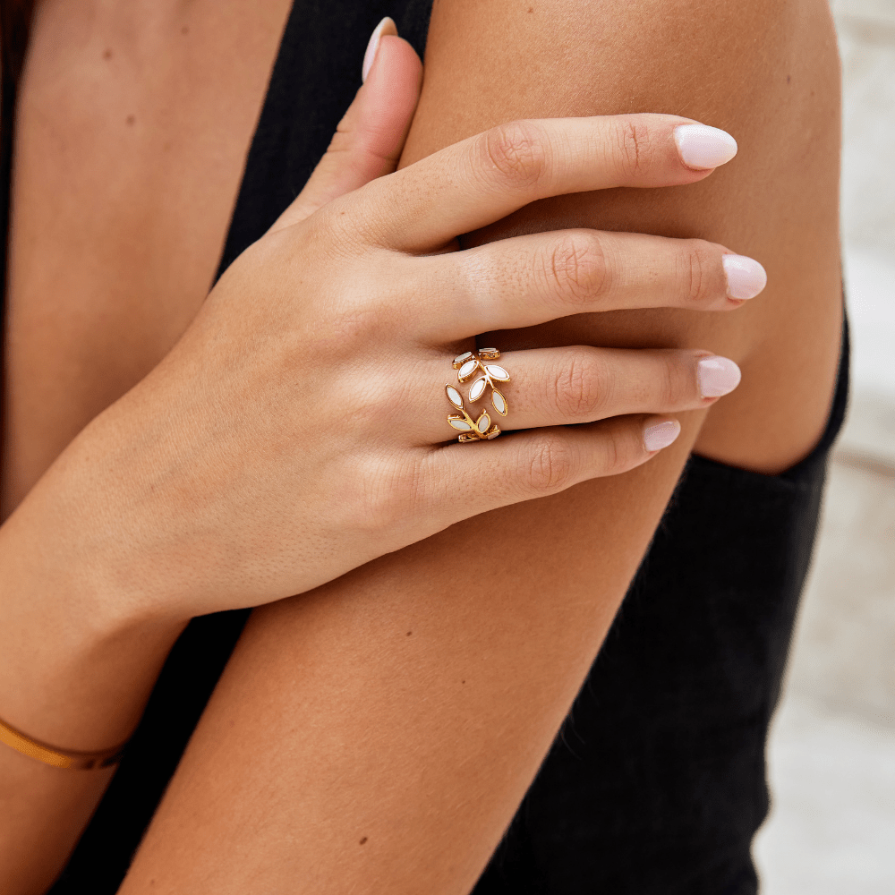 Anillo de hoja dorada