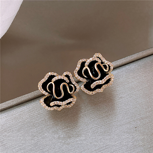Elegantes pendientes de loto negro en oro