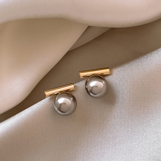 Elegantes pendientes de perlas oscuras en oro