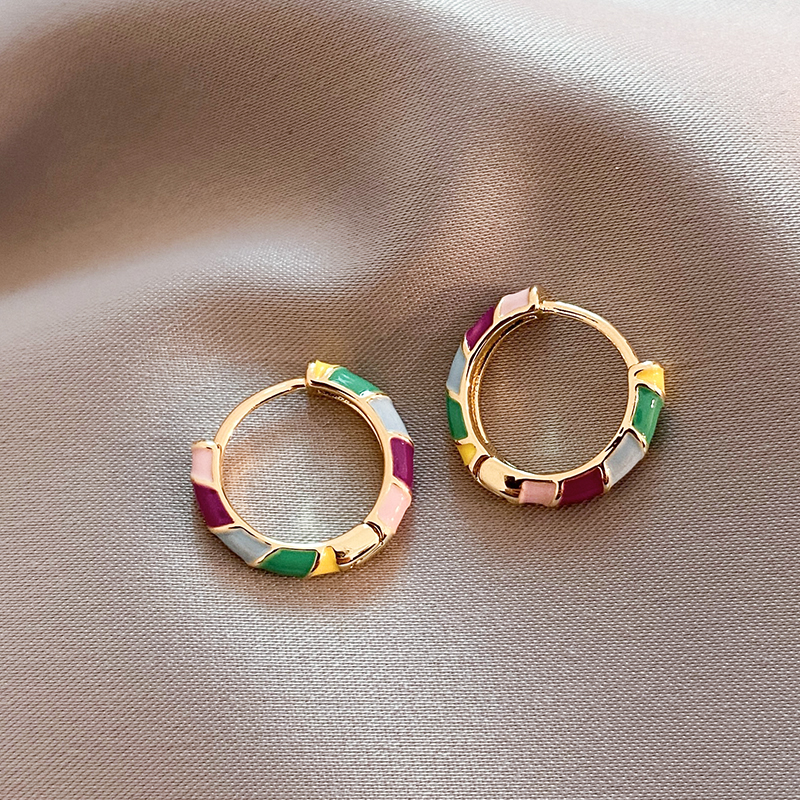 Pendientes elegantes con esmalte dorado 